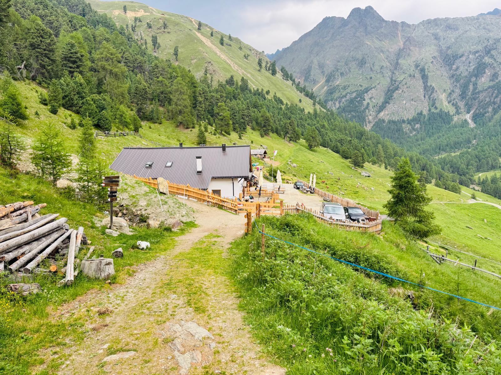 Matscher Alm – Terrasse mit Bergpanorama